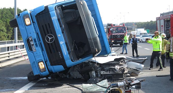 İstanbul'da feci kaza! Kamyon, otomobilin üstüne devrildi