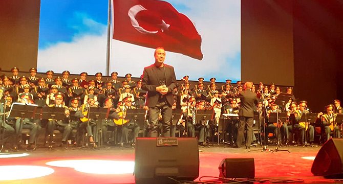 Rus Kızılordu Korosu ve Haluk Levent Ankara’da sahne aldı