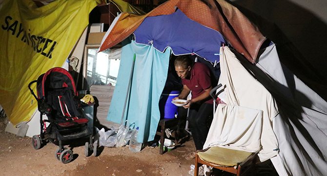 7 kişilik aile araziye kurdukları çadırda yaşıyorlar