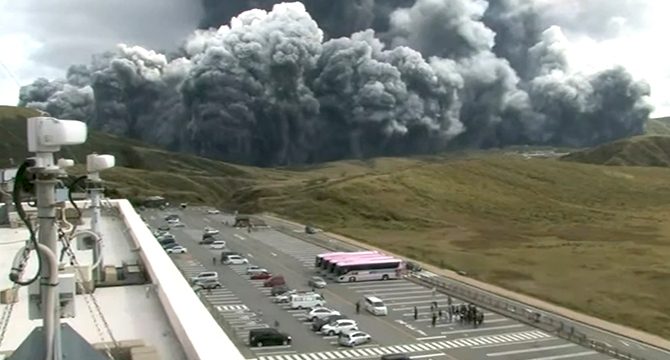 Aso Yanardağı’nda patlama meydana geldi
