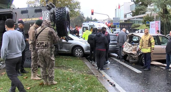 Zırhlı polis aracı 6 araca çarptı: 3 yaralı 