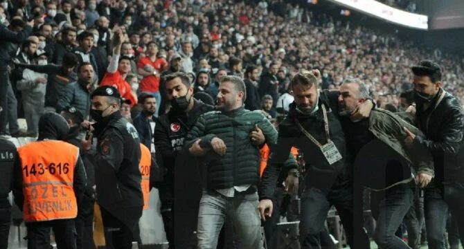 Beşiktaş-Trabzonspor maçında tribün karıştı! Trabzonsporlu taraftar…