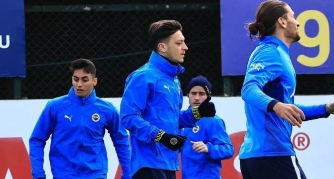 Fenerbahçe’de Mesut Özil geri döndü