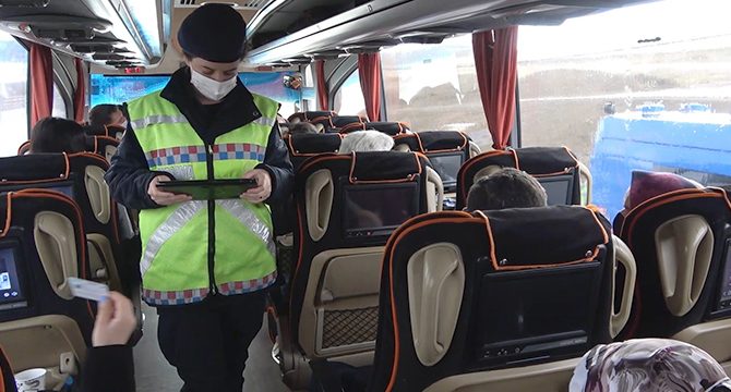 Cenaze törenine katılan koronavirüslü kadın otobüste yakalandı