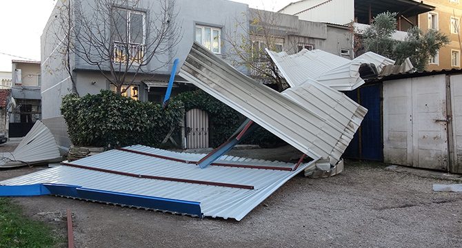 Fırtına etkili oldu, okulun çatısı uçtu