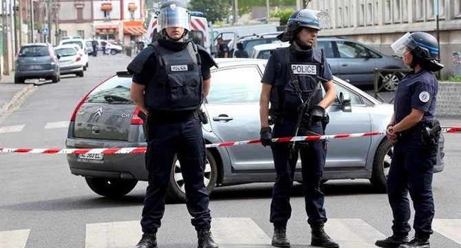 Paris’te polise bıçaklı saldırı