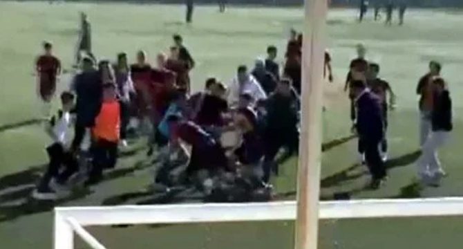 Liseler arası futbol maçında tekme ve yumruklu kavga