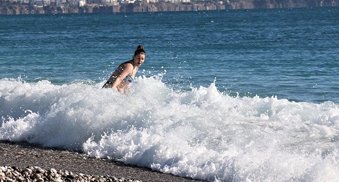 Türkiye güne kar yağışı ile uyanırken Antalya'da turistler denize koştu