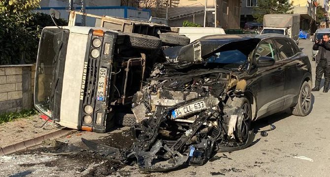 İstanbul’da aşırı hız dehşeti: Kamyoneti önüne katıp sürükledi