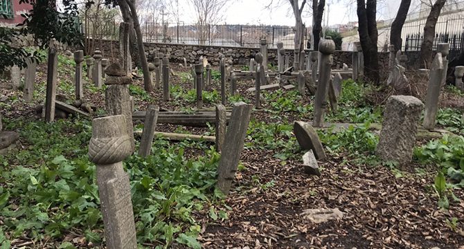 İstanbul’da 400 yıllık tarihi mezarlık harabeye döndü