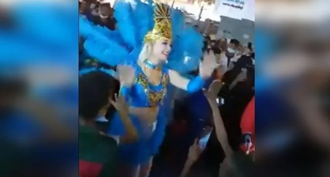 Yarı çıplak sambacılar ülkeyi karıştırdı