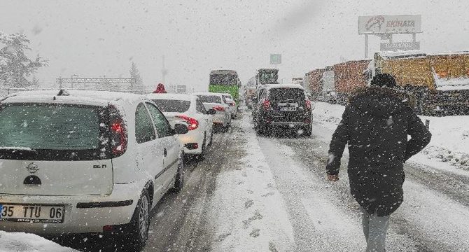 İstanbul'a gelen yollar kardan kapandı: Kilometrelerce araç trafiği oluştu!