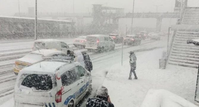 İstanbul'da kar alarmı! Giriş ve çıkışlar kısıtlandı, uçuşlar durduruldu