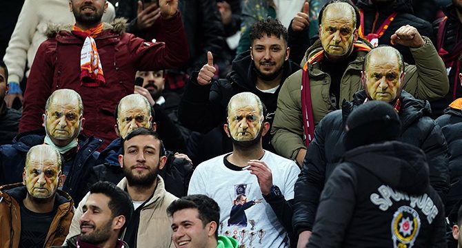 Galatasaray taraftarından yönetim ve futbolculara protesto