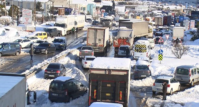 Hadımköy'de yollara bırakılan araçlar trafiği felç etti