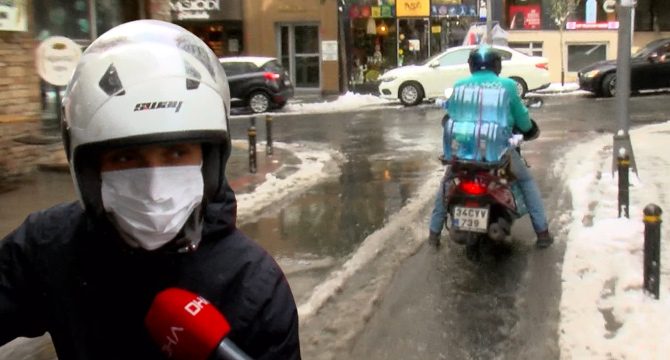 Kar yasağına uymayan motokuryeler: Çalışmak zorundayız