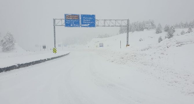 Konya- Antalya yolunda ulaşıma ‘kar’ engeli