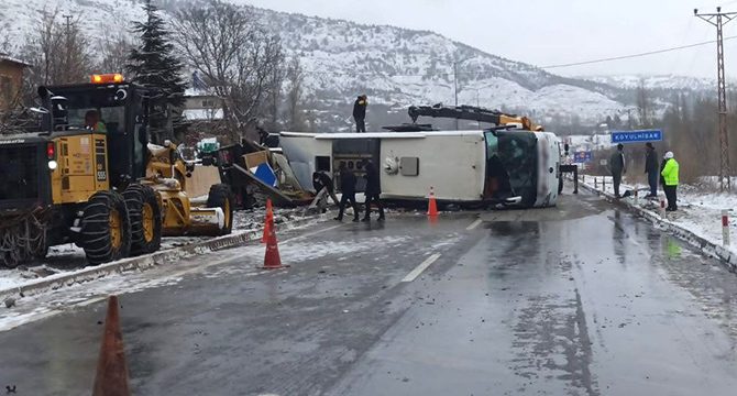 Otobüs TIR’a çarptı: 1 ölü, 20 yaralı
