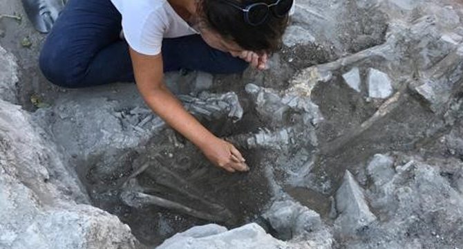 4 bin yaşında insan ve köpek iskeleti bulundu