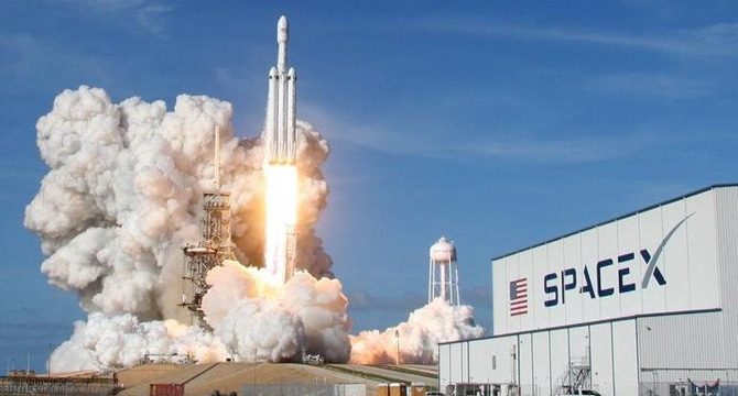 Kontrolden çıkan SpaceX roketi Ay’a doğru gidiyor