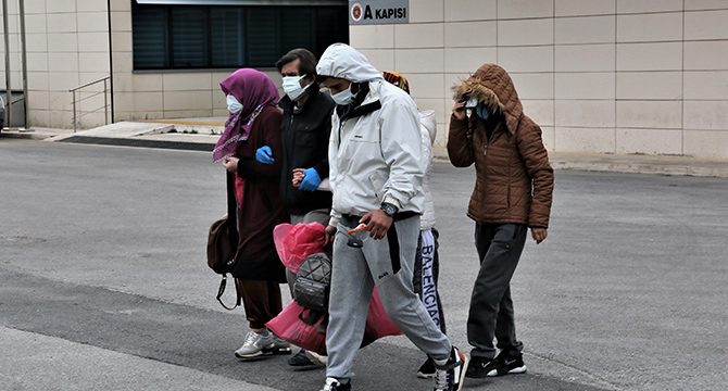 Tartıştığı arkadaşını boğarak öldürüp, cesedi sandıkta saklamış