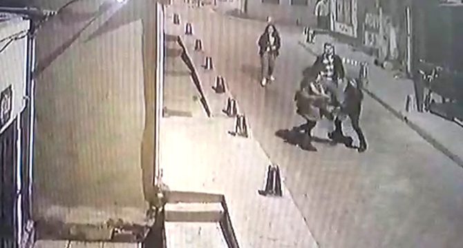 Yolda yürüyen kadına korkunç saldırı: Şişeyle kafasına vurup…