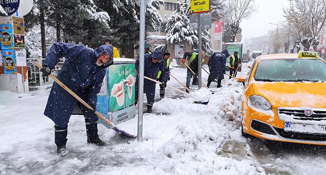 Kar kalınlığı 50 santime ulaştı 930 yerleşim yerinin yolu kapandı