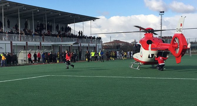 Maç sırasında helikopter ambulans sahaya indi