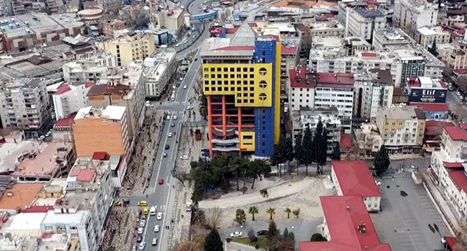 'Dünyanın en saçma binası'nın yıkımı başladı