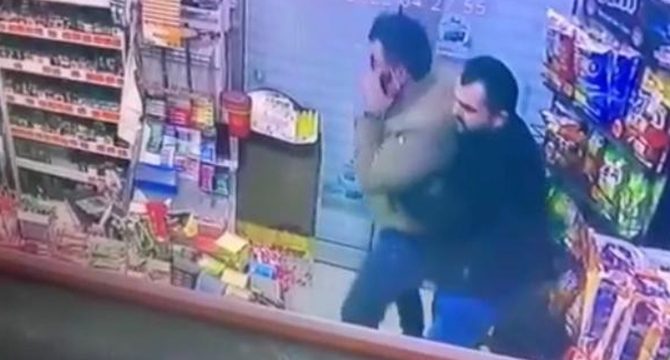 Markete silahlı saldırı! Dükkan sahibi olası bir faciayı önledi