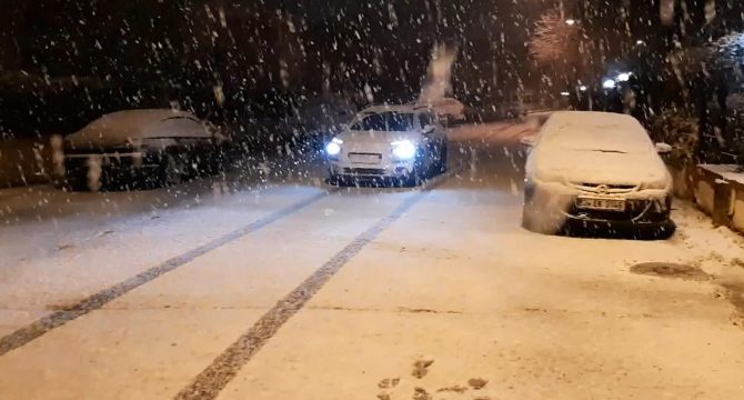 Kar yağışı İstanbul’da bazı ilçeleri beyaza bürüdü