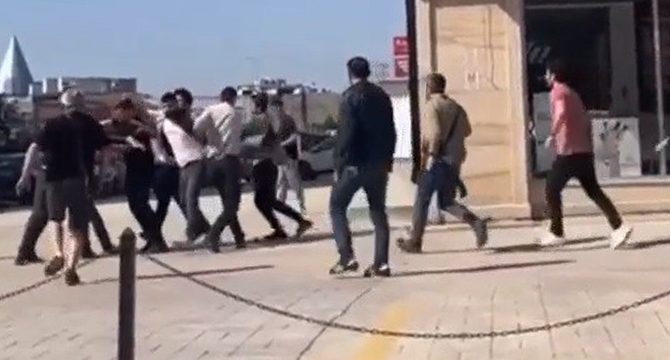 Gençlerin 'kız' kavgası, meydan muharebesine döndü