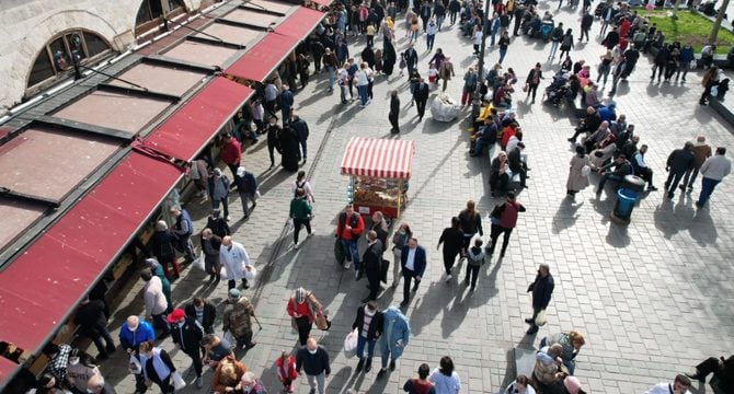 Eminönü'nde ilk iftar öncesi yoğunluk yaşandı