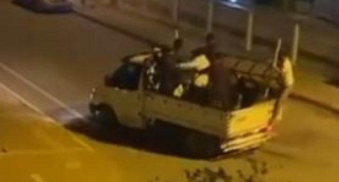 Korku dolu anlar! Silahlarla saldırdılar