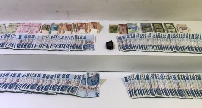 AVM otoparkında araçlardan hırsızlık yapan çete yakayı ele verdi