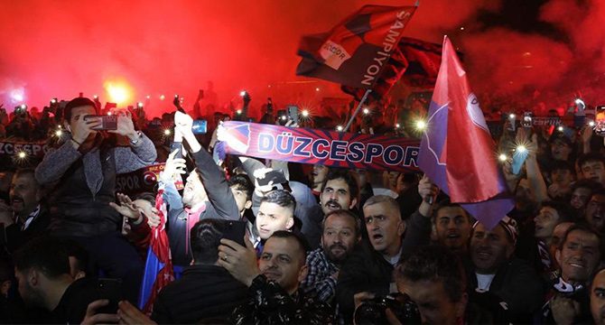 Kentte çifte bayram yaşanıyor: "Büyük fedakarlıklarla şampiyonluk geldi"