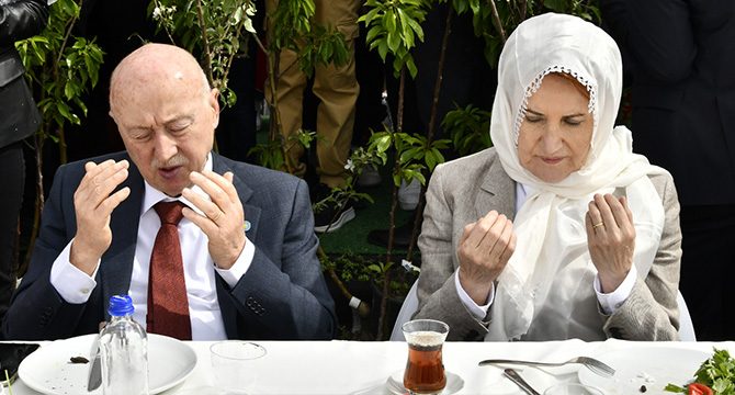 Akşener, 'Bayram Sofrası'na katıldı