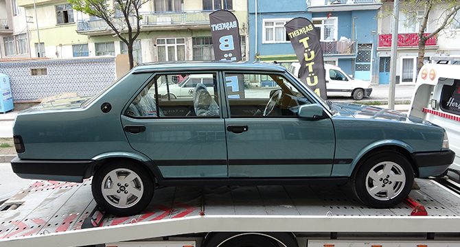 Fabrikadan çıktığı haliyle muhafaza ettiği aracını sattığı fiyat şaşırttı