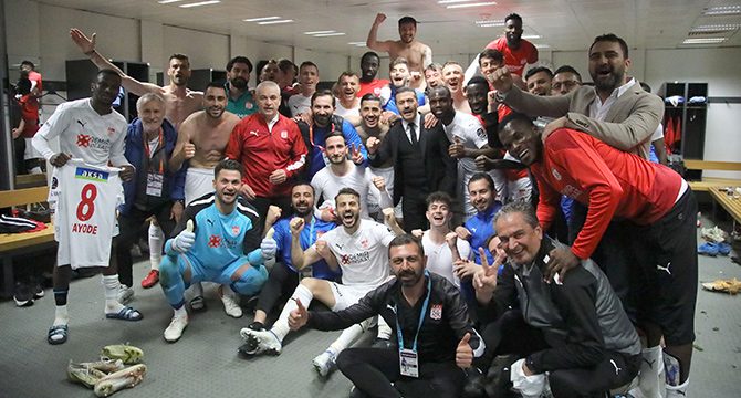 Sivasspor’dan galibiyet pozu!