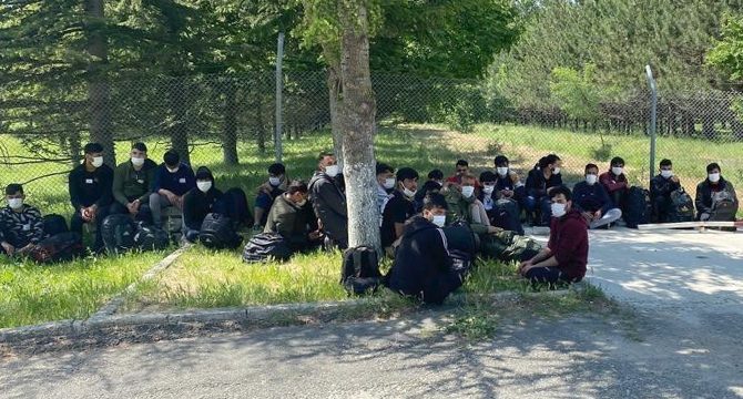 Bulgaristan’da darbedilen 27 kaçak göçmen Türkiye’ye itildi