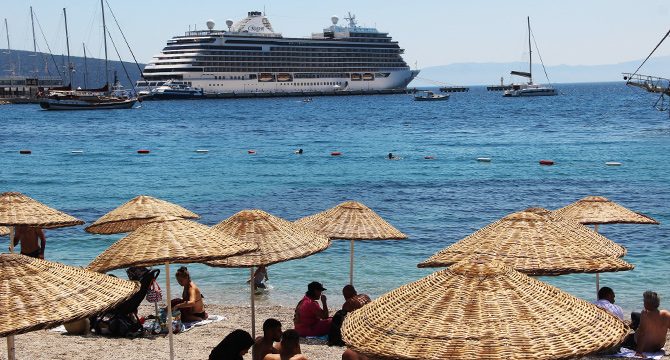 Dev gemiden 265 turist inince esnaf şok oldu