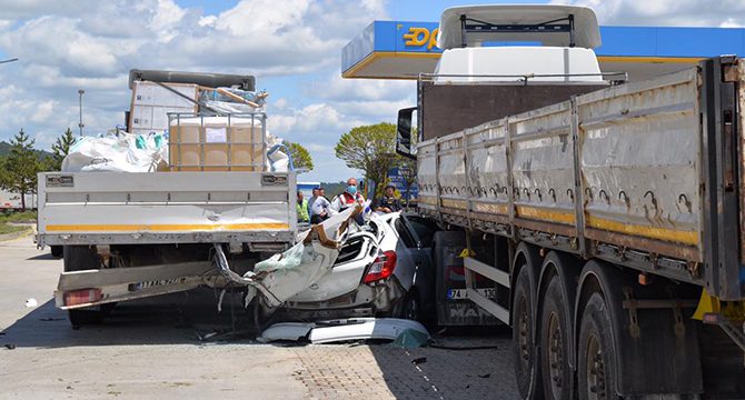 Bolu'da feci kaza! Otomobil, dinlenme tesisindeki TIR'lara çarptı
