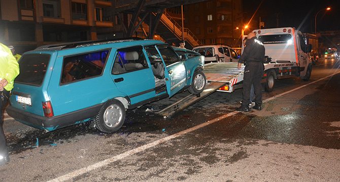 Otomobil kırmızı ışıkta bekleyen kamyonete çarptı: 3 yaralı