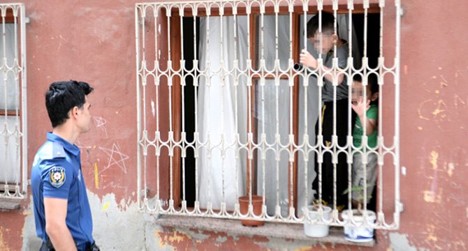 4 çocuğunu eve kilitleyip, cezaevindeki eşine bayram ziyaretine gitti