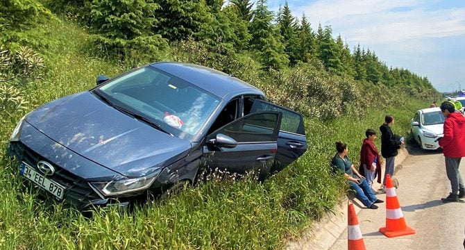 TEM’e düşen taş kazaya sebep oldu: 2 yaralı