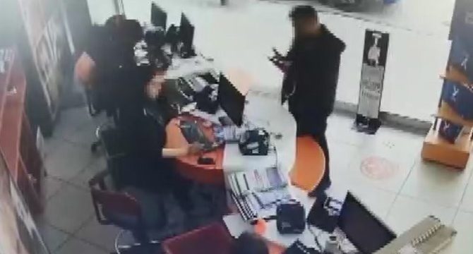 Kargo teslimat kodunu paylaştı: 100 bin liralık bilgisayarı çalındı
