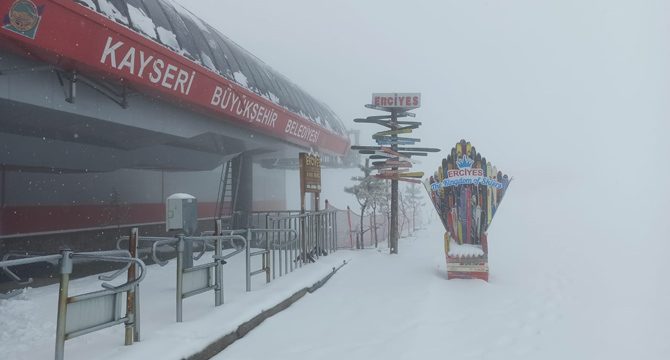 Erciyes'te mayıs karı: Kayak merkezi bembeyaz oldu