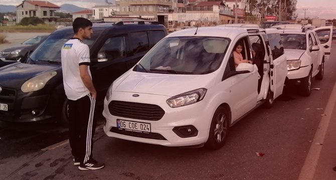 Yayaya yol vermek isterken zincirleme kazaya neden oldu!