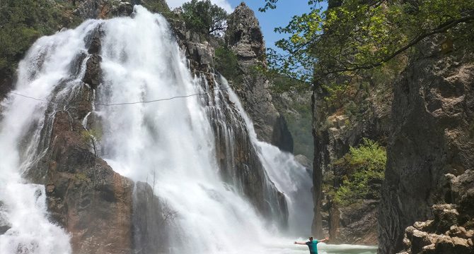 Uçansu Şelalesi'nde bahar canlılığı