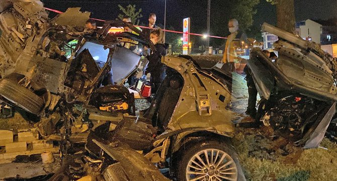 Parçalanan otomobilde astsubay hayatını kaybetti: Kaza anı böyle görüntülendi
